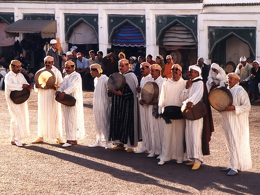 Moulay Idriss - Muzikanten Moulay Idriss is een kleine heilige stad in de buurt van Meknes. Voor moslims met weinig middelen vervangt een tocht naar Moulay Idriss de bedevaart naar Mekka. Stefan Cruysberghs